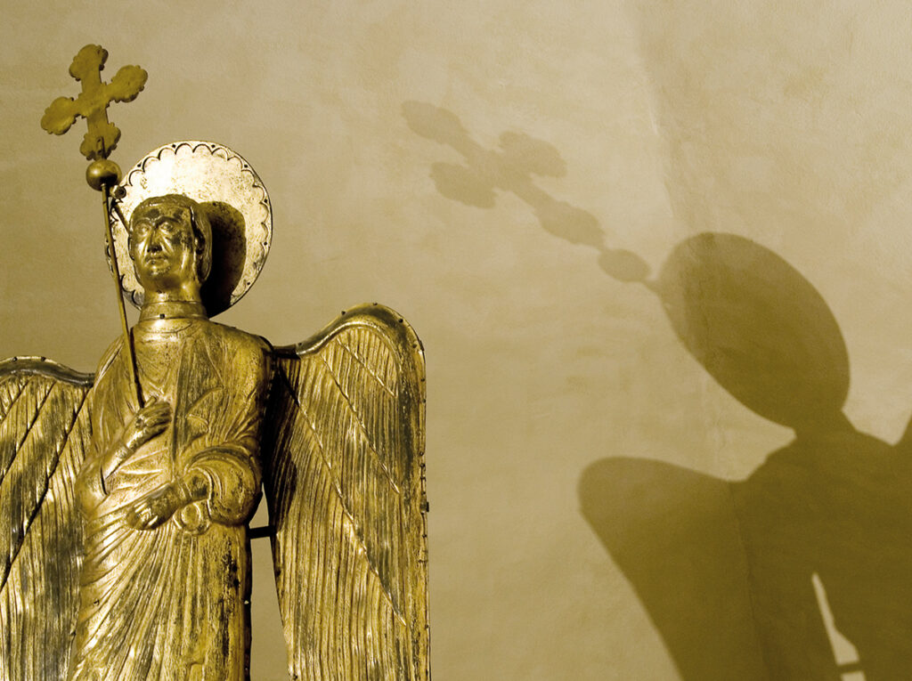 (L'Ange d'Or dans son nouveau siège à l'intérieur du Musée Diocésain de Parme. Source : http://www.piazzaduomoparma.com/museo-diocesano/)