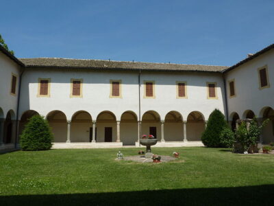 Le cloître de l'abbaye S. Maria de la Neve Torrechiara