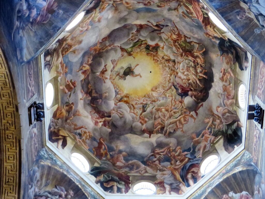 (Visuale dell'Assunzione della Vergine del Correggio all'interno della cupola del Duomo. Fonte: Pixabay)