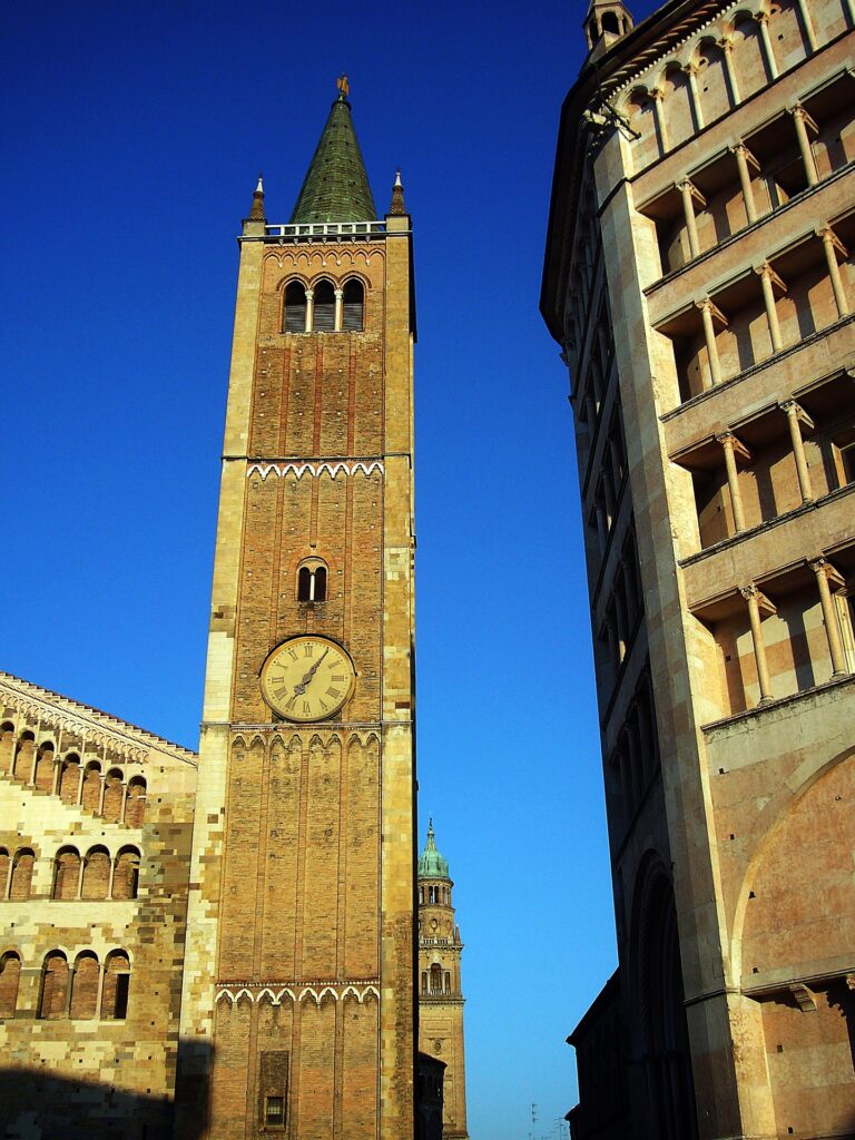 (Scorcio della Torre Campanaria, l'Angelo D'Oro e il Battistero. Fonte: Pixabay)